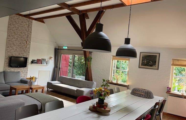 Stilvolle Bar und Lounge im Ferienhaus in Hegebeintum, ideal fuer Entspannung in der friesischen Landschaft.