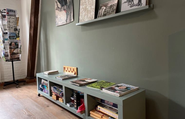 Spielecke im Ferienhaus in Hegebeintum, mit Buechern und Spielen zur Entspannung in Friesland.