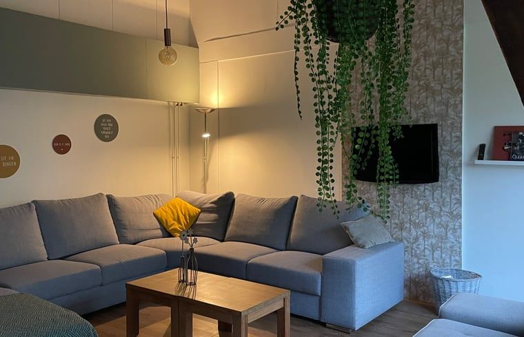 Gemuetliche Essecke im Ferienhaus in Hegebeintum, Friesland, mit moderner Beleuchtung und Dekoration.