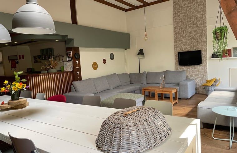 Gemuetliche Sitzecke im Ferienhaus in Hegebeintum, ideal fuer Entspannung in der friesischen Landschaft.