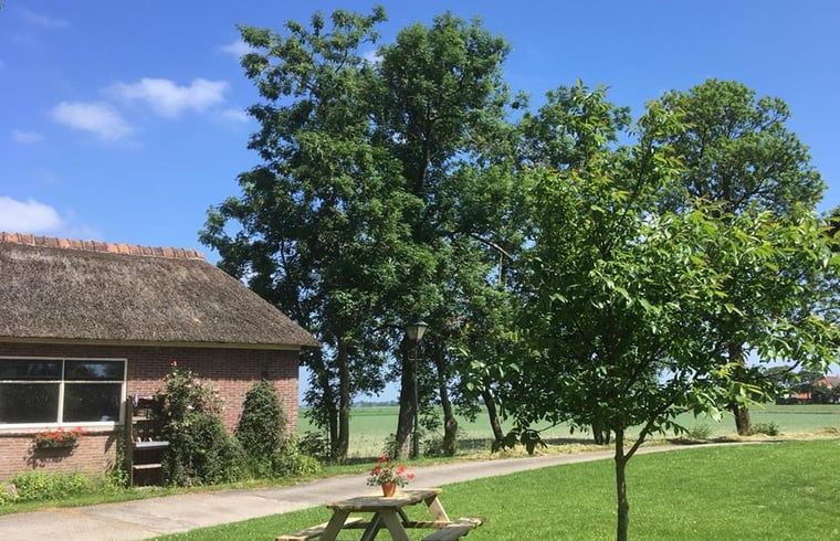 Offener Wohnbereich im Ferienhaus in Hegebeintum, Friesland, mit geraeumiger Sitzecke und Essbereich.