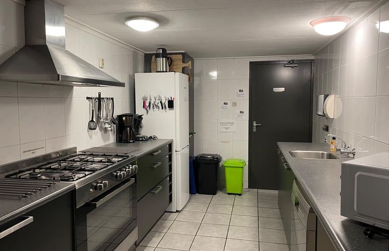 Moderne Kueche im Ferienhaus in Hegebeintum, Friesland, komplett ausgestattet fuer Selbstversorger.