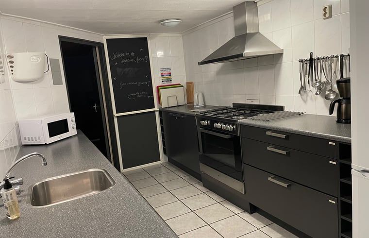 Kompakte Kueche im Ferienhaus in Hegebeintum, mit modernen Geraeten fuer einen komfortablen Aufenthalt.