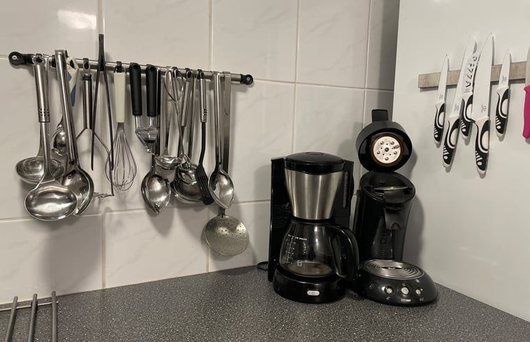 Kuechenutensilien und Kaffeemaschine im Ferienhaus in Hegebeintum, Friesland, fuer ein heimeliges Gefuehl.