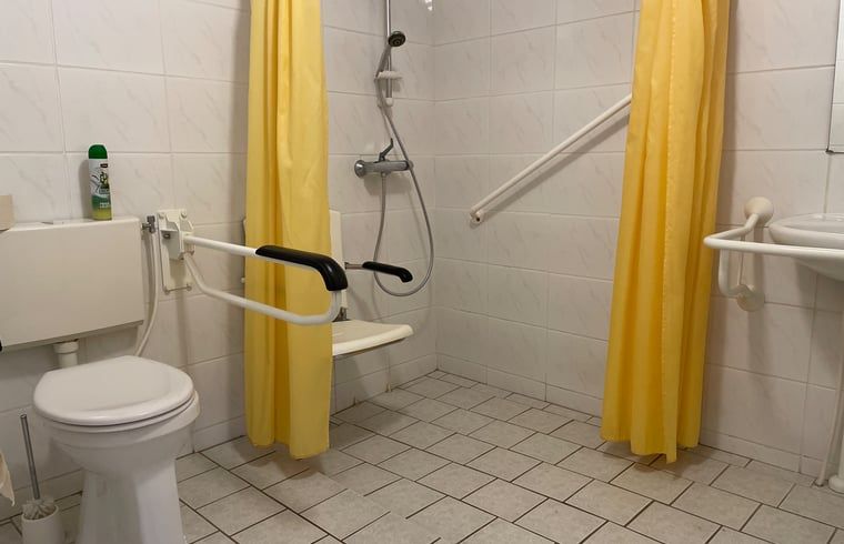 Stilvolles Badezimmer im Ferienhaus in Hegebeintum, mit moderner Dusche und hellen Fliesen.