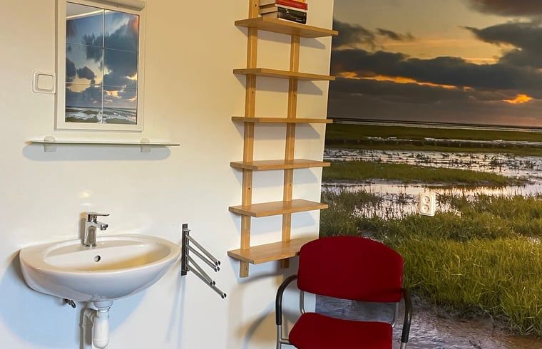 Barrierefreies Bad im Ferienhaus in Hegebeintum, mit Sicherheitseinrichtungen fuer mehr Komfort.