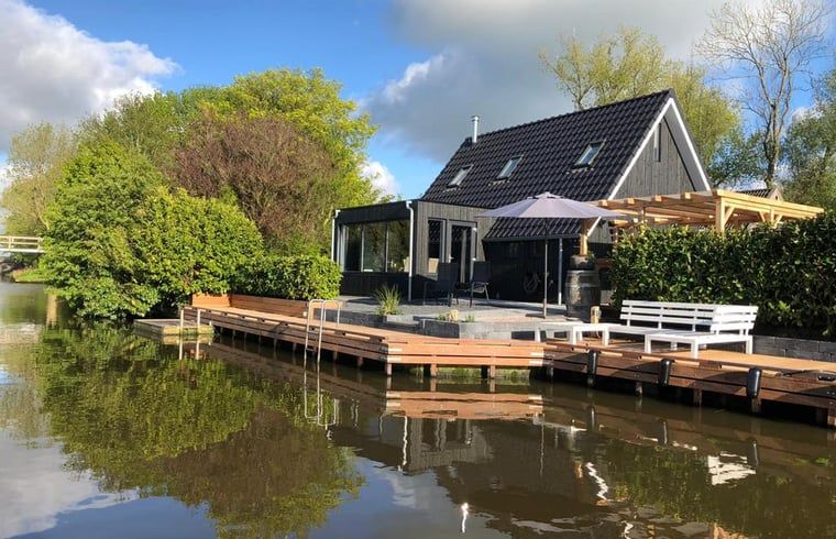 Vakantiehuisje in Bartlehiem aan het water met terras op het Friese platteland in Friesland.