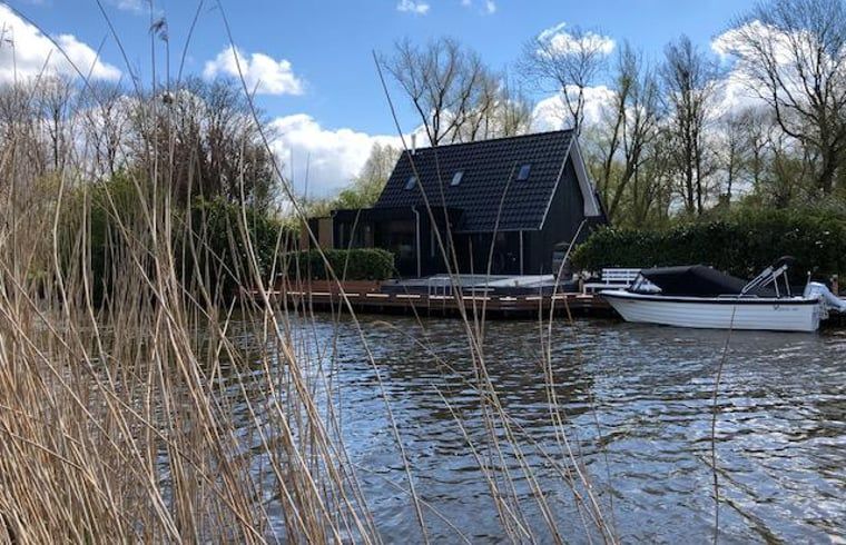 Rustieke vakantiewoning in Bartlehiem met aanlegsteiger en boot, gelegen in Friesland.