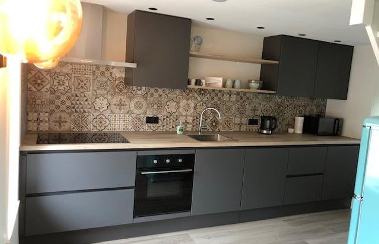 Volledig uitgeruste keuken in Vakantiehuisje in Bartlehiem met eigentijdse tegels en apparatuur.