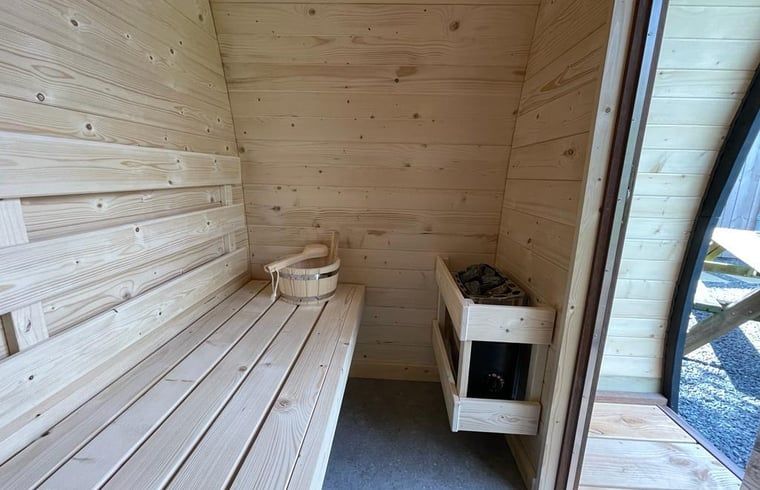 Viservaring bij Vakantiehuisje in Bartlehiem aan het kanaal op het Friese platteland in Friesland.