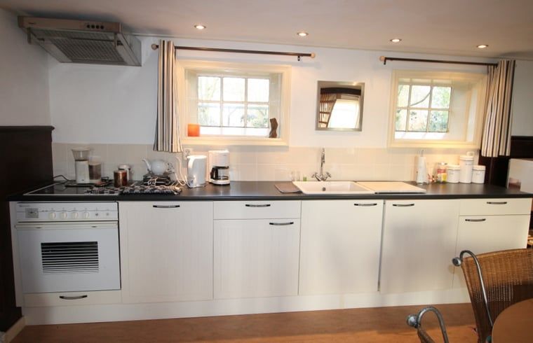 Moderne keuken in Huisje in Readtsjerk, vakantiehuis op het Friese platteland in Friesland, met ruime werkbladen en natuurlijke lichtinval.