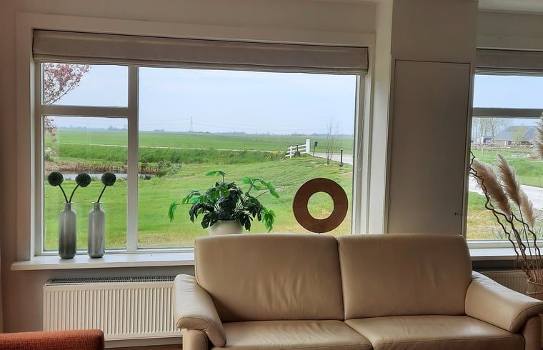 Gemuetliches Schlafzimmer im Ferienhaus in Oldelamer, einem Ferienhaus auf dem friesischen Land in Oldelamer, Friesland, mit einem bequemen Doppelbett.