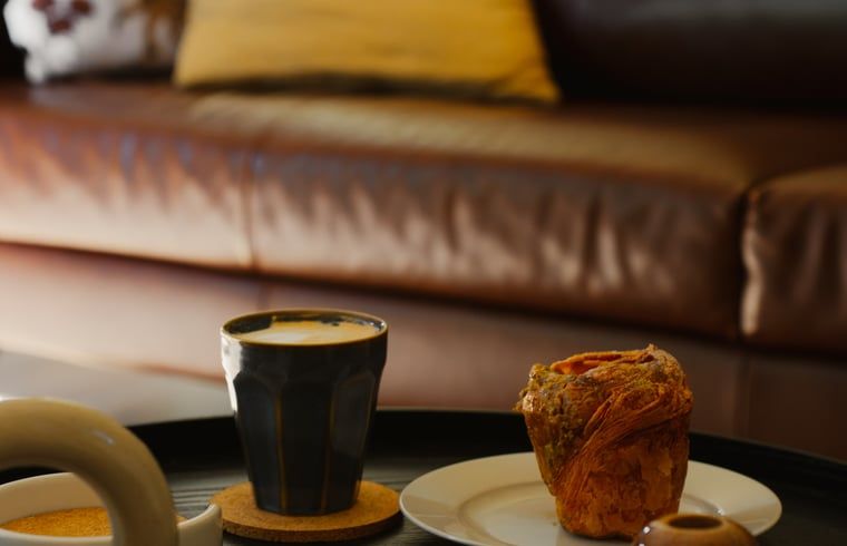 Gezellige zithoek in Vakantiehuisje in Tytsjerk, Friesland, met koffie en gebak, perfect voor ontspannen momenten op het Friese platteland.