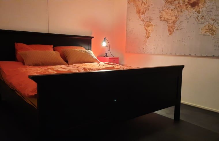 Slaapkamer met tweepersoonsbed in Huisje in Wommels, vakantiehuis in het Friese platteland, Friesland.