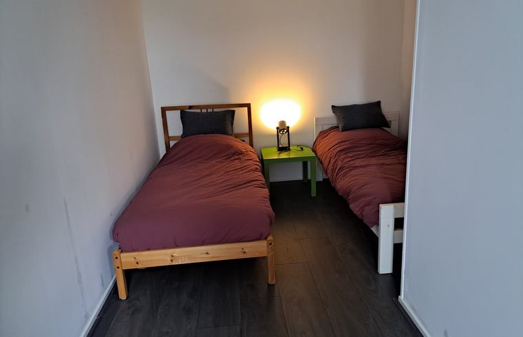 Gezellige kamer met twee eenpersoonsbedden in Huisje in Wommels, Friesland.