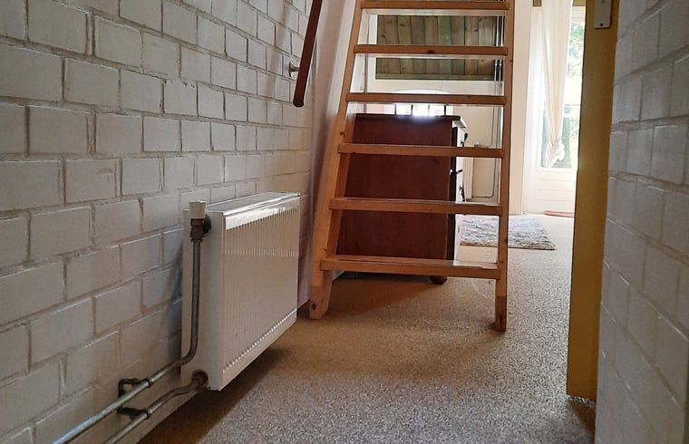Houten trap naar bovenverdieping in Huisje in Wommels, Friese vakantiewoning.