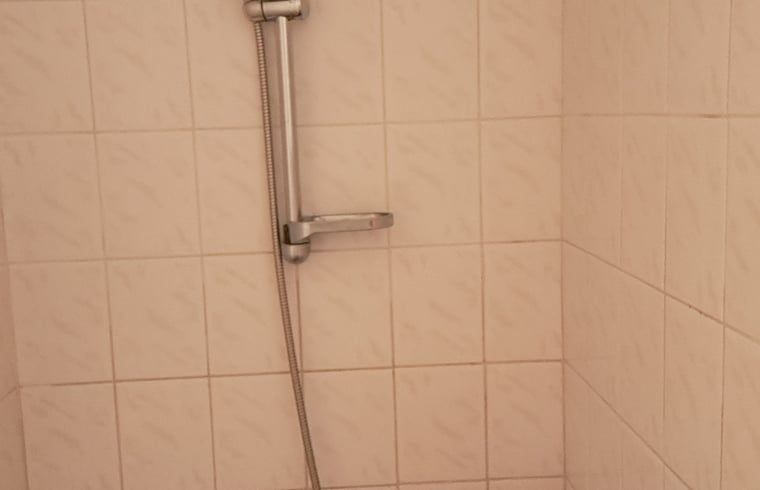 Douche in badkamer van Huisje in Wommels, vakantiehuis op het Friese platteland.