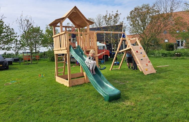 Speeltuin op het terrein van Huisje in Wommels, ideaal voor kinderen in Friesland.