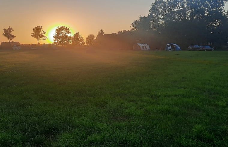 Prachtige zonsondergang bij Huisje in Wommels, vakantiehuis op het Friese platteland.