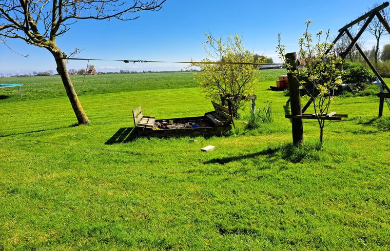 Ruim grasveld en natuur bij Huisje in Wommels, vakantiehuis in Friesland.