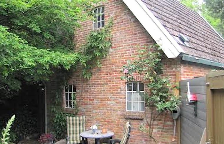 Charmante buitenruimte van Huisje in Twijzelerheide, vakantiehuis in Friesland met intiem terras.