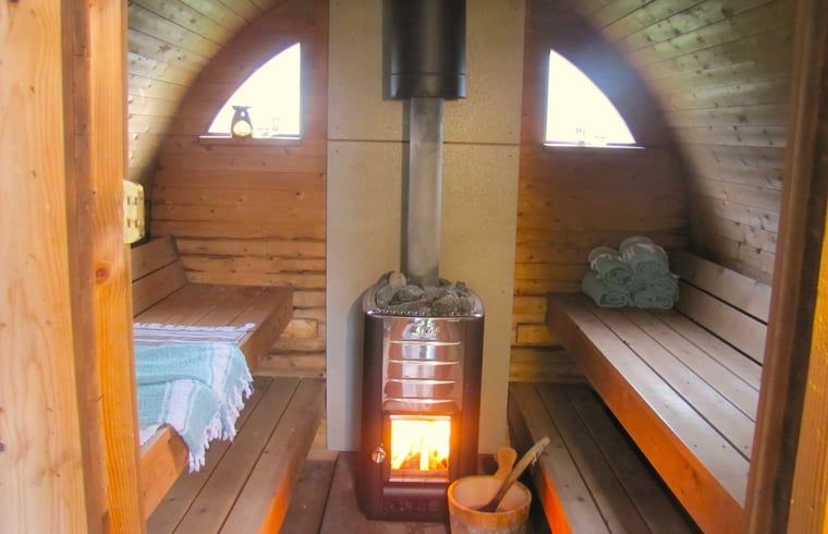 Gezellige sauna in Huisje in Twijzelerheide, vakantieaccommodatie in Friesland voor ultieme ontspanning.