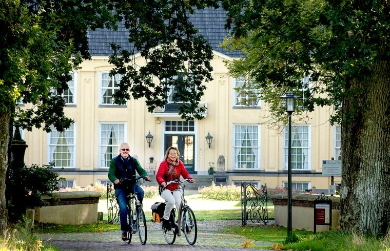 Fietsers ontdekken de omgeving van Huisje in Twijzelerheide, vakantiehuis op het Friese platteland.