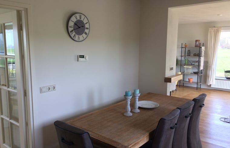 Esszimmer mit Holztisch im Ferienhaus in Nes, Friesland, ideal fuer Familienessen.