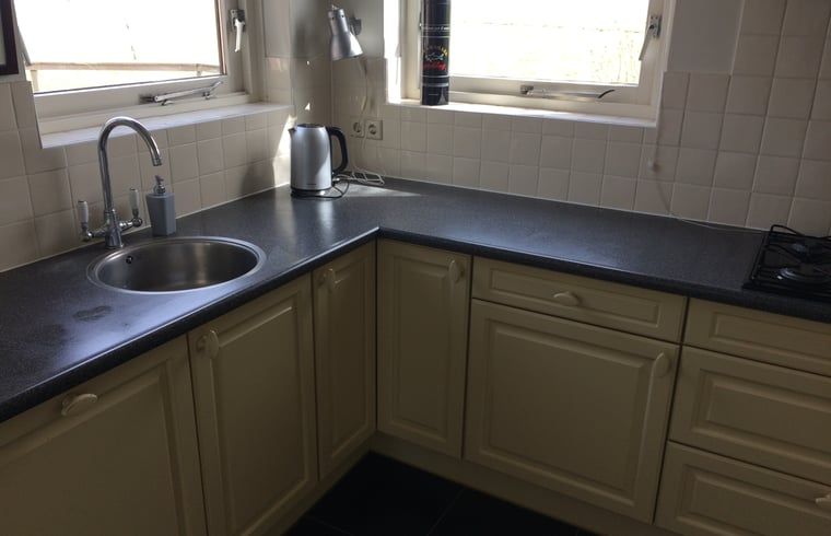 Moderne Kueche im Ferienhaus in Nes, Friesland, ausgestattet fuer alle Ihre Kochbeduerfnisse.