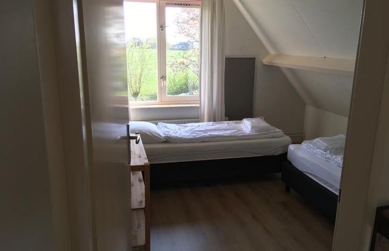 Gemuetliches Schlafzimmer mit Einzelbetten im Ferienhaus in Nes, Friesland.