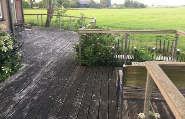 Holzterrasse mit Blick auf die Landschaft im Ferienhaus in Nes, Friesland.