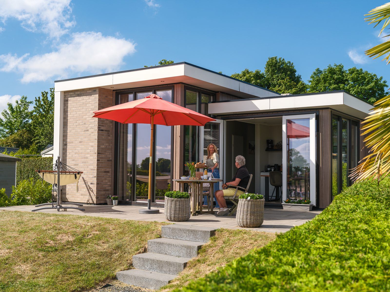 Geniessen Sie den modernen Cube XL mit Sauna fuer 4 Personen in Lathum, Gelderland. Entspannen Sie sich auf der sonnigen Terrasse im Rivierengebied.