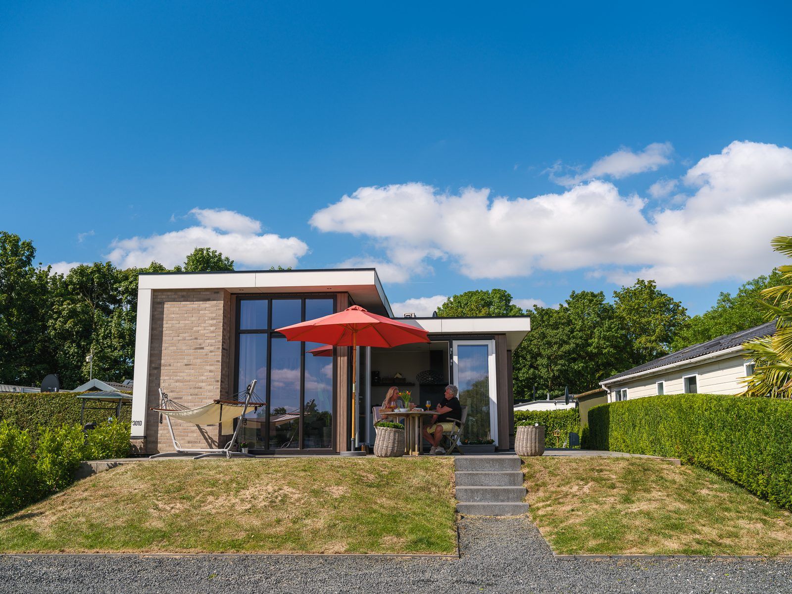 Das Cube XL mit Sauna liegt in Lathum, Gelderland, und bietet ein luxurioeses Ferienhaus mit einer Terrasse und herrlichem Blick auf das Rivierengebied.