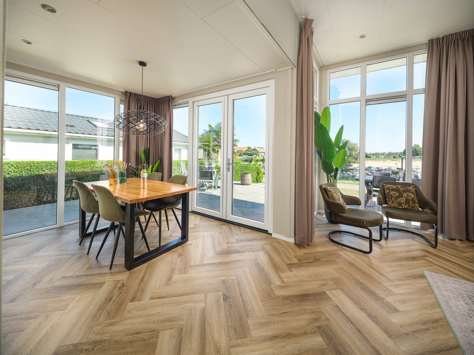 Stilvolles Indoor Cube XL mit Sauna, Ferienhaus fuer 4 Personen in Lathum, Gelderland, mit Blick auf Terrasse und Natur.