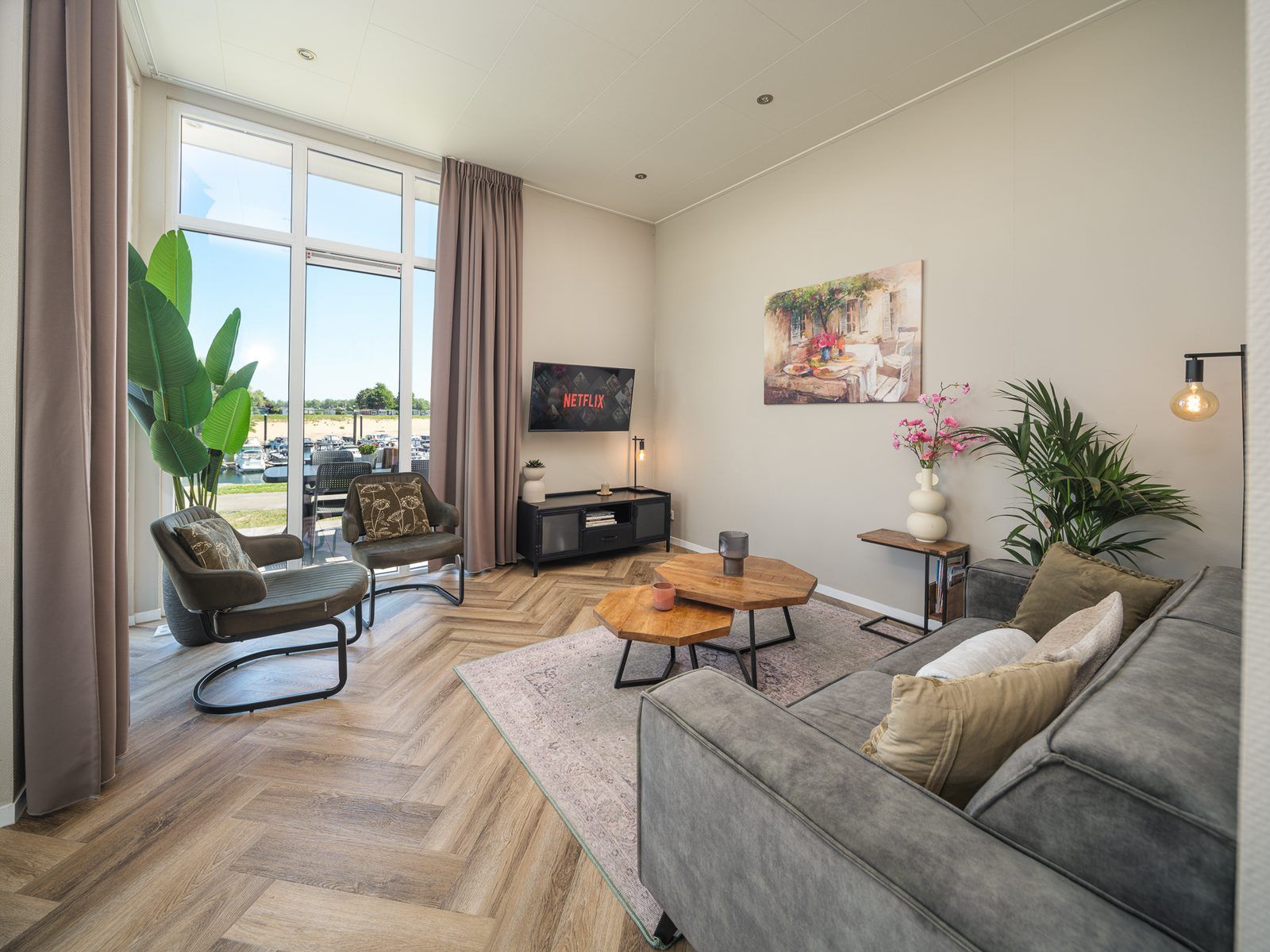 Stilvolles Wohnzimmer im Cube XL mit Sauna, Ferienhaus fuer 4 Personen in Lathum, Gelderland. Gemuetliche Sitzecke mit Blick auf die Natur.