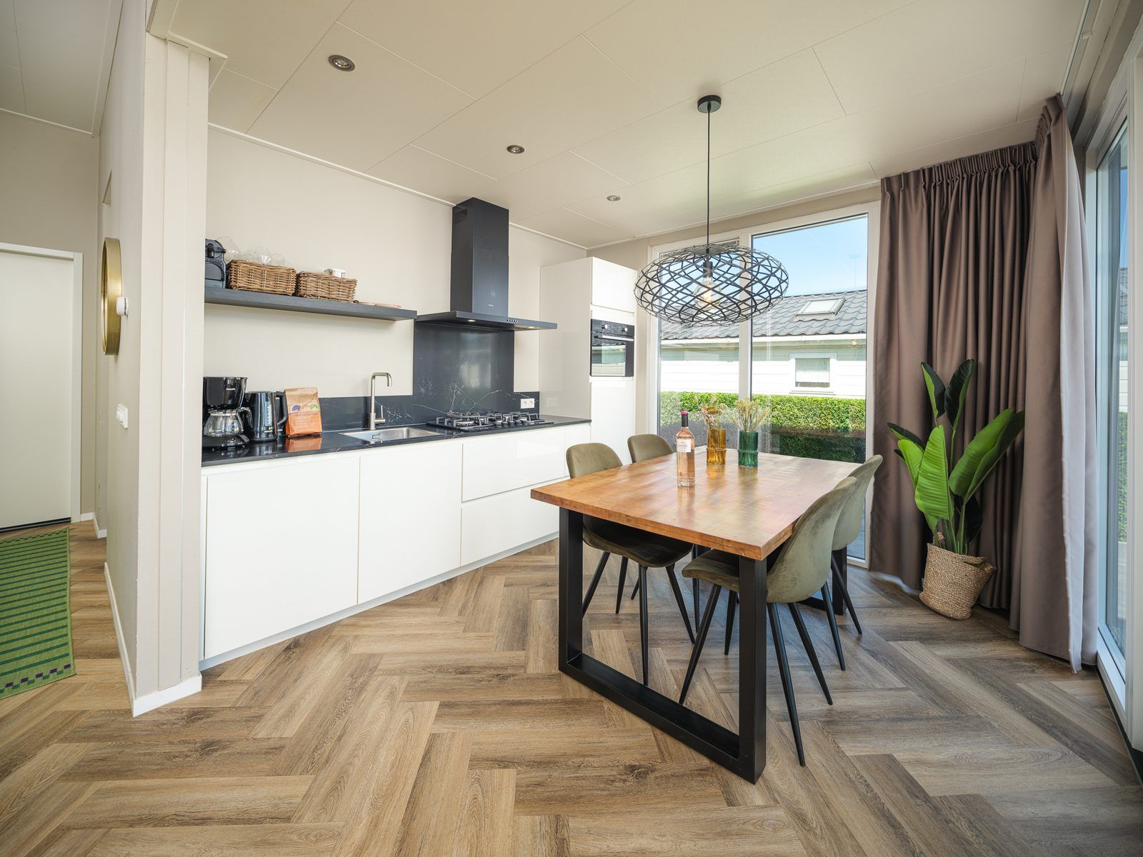 Moderne Kueche und Essbereich in Cube XL mit Sauna, ein Ferienhaus fuer 4 Personen in Lathum, Rivierengebied, Gelderland.