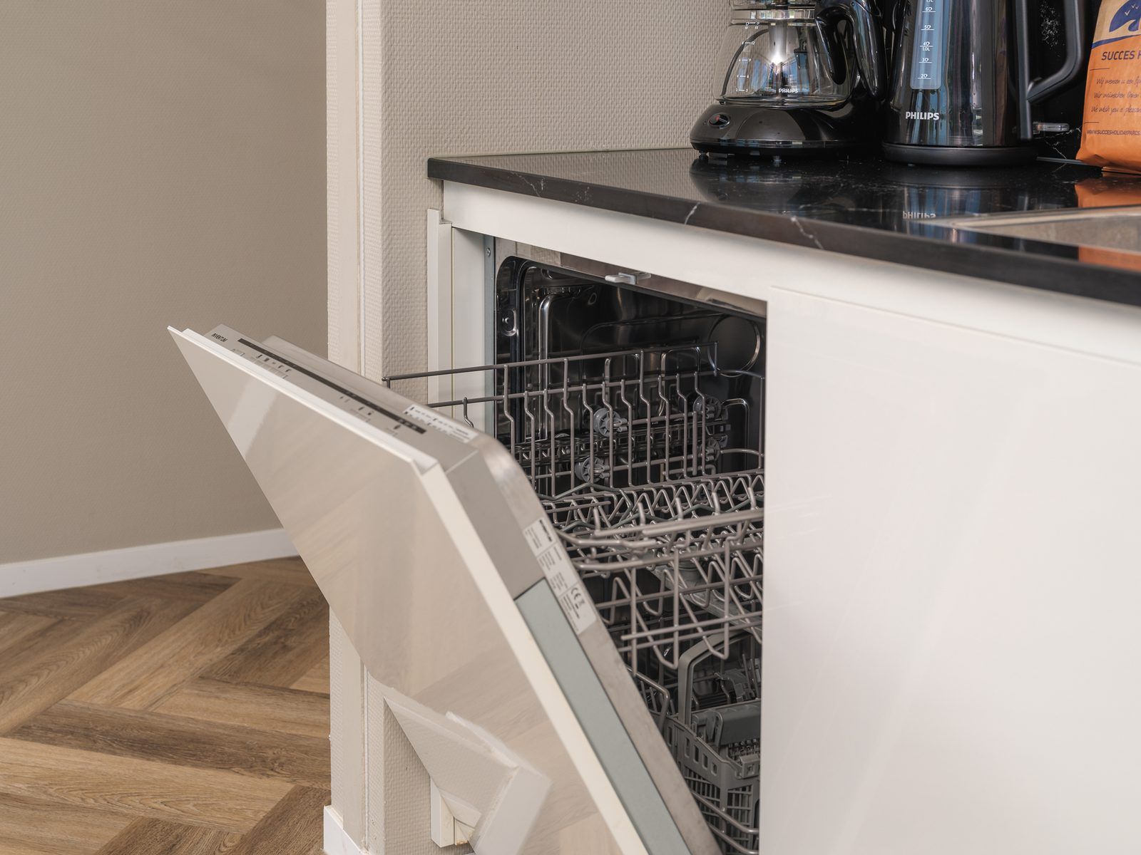 Moderne Kueche in Cube XL mit Sauna, Ferienhaus in Lathum, Rivierengebied, Gelderland, mit Geschirrspueler fuer vier Personen.