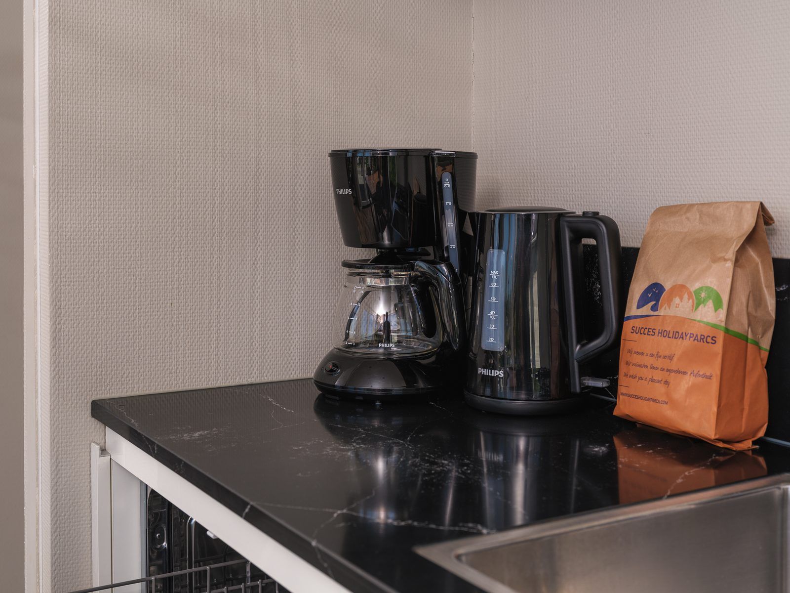 Kuechenzeile in Cube XL mit Sauna, Ferienhaus in Lathum, Gelderland, mit moderner Ausstattung fuer einen komfortablen Aufenthalt.