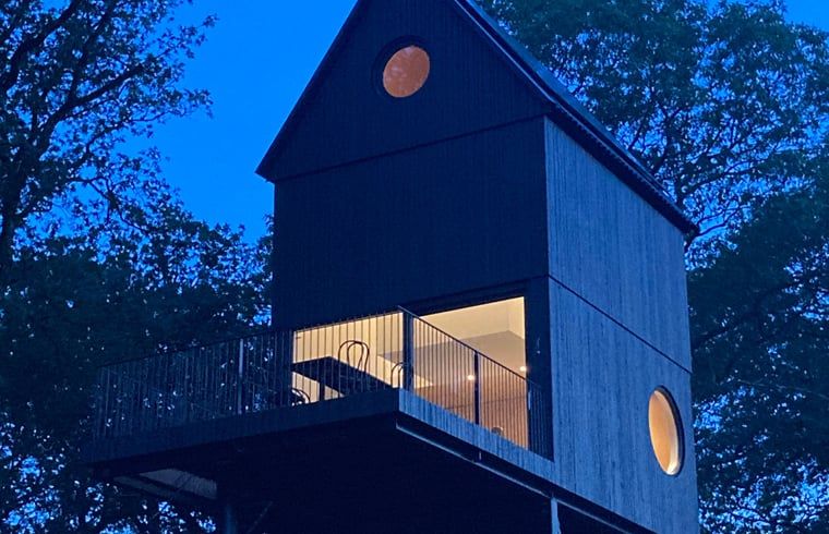 Beleuchtete Ferienunterkunft in Arnheim bei Nacht, gelegen im Rivierengebied, Gelderland.