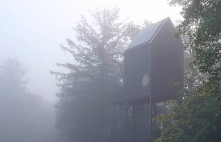 Nebelverhangenes Ferienhaus in Arnheim, gelegen im Rivierengebied, Gelderland.