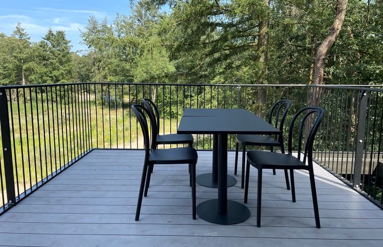 Balkon des Ferienhauses in Arnheim mit Blick auf die gruene Umgebung im Rivierengebied.