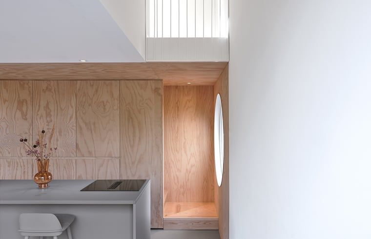 Minimalistische Kueche in einem Ferienhaus in Arnheim mit Holzdetails und Blick auf die Natur.