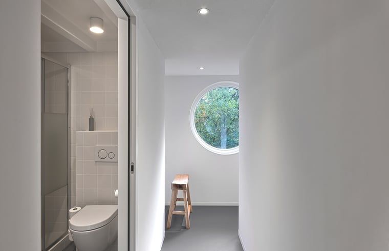 Badezimmer im Ferienhaus in Arnheim mit modernem Design und natuerlichem Licht.