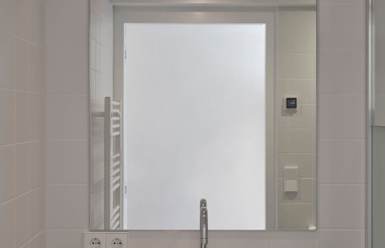 Elegantes Badezimmer in einem Ferienhaus in Arnheim mit modernen Annehmlichkeiten.