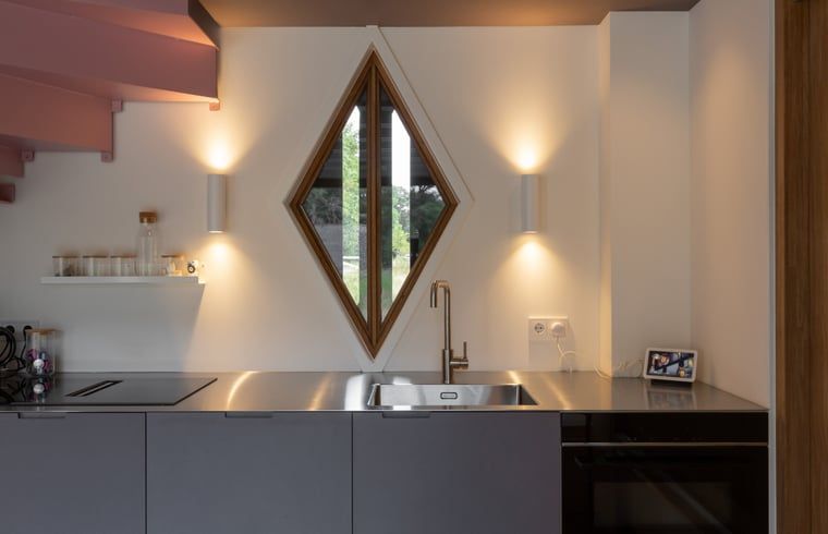 Stilvolle Kueche mit einzigartigem Fenster in einem Landhaus in Arnheim, Gelderland.