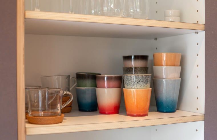 Buntes Geschirr in der Kueche von Huisje in Arnheim, Ferienhaus.