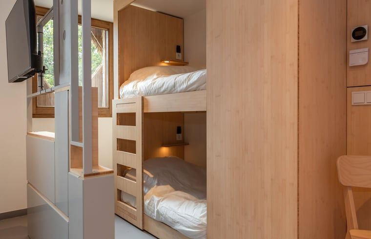 Gemuetliches Schlafzimmer mit Etagenbett in einem Cottage in Arnheim, Gelderland.