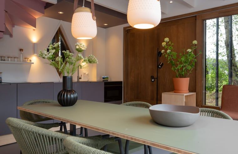 Modern eingerichtete Essecke im Ferienhaus in Arnheim, Rivierengebied.