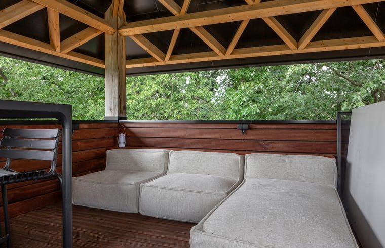 Gemuetliche Sitzecke auf der Veranda des Ferienhauses in Arnheim, Gelderland.