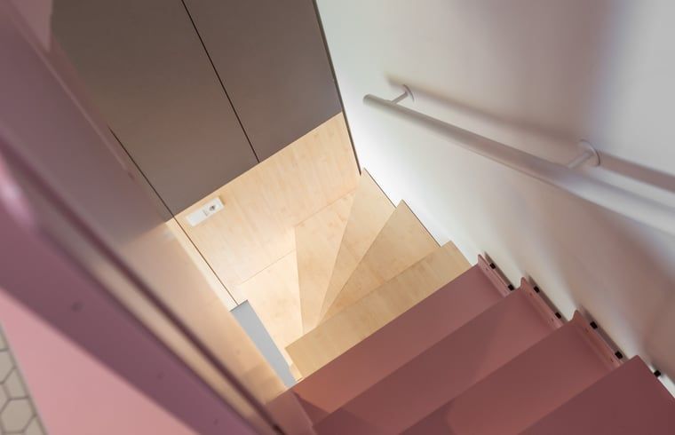 Treppe hoch in Cottage in Arnhem, Ferienunterkunft in Gelderland.